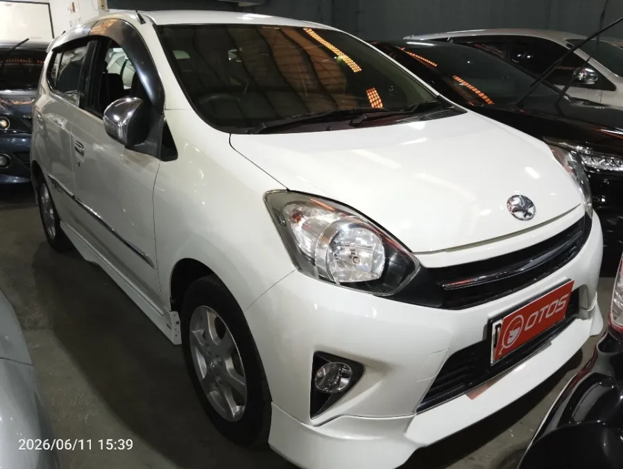 Foto Mobil Bekas Kanan Depan Toyota Agya 1.0 G tahun 2015