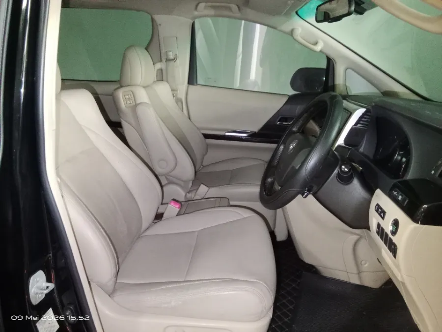 Foto Mobil Bekas Kabin Depan Toyota Alphard 2.4 G tahun 2013