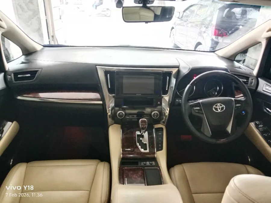 Foto Mobil Bekas Dashboard Toyota Alphard 2.4 G tahun 2018