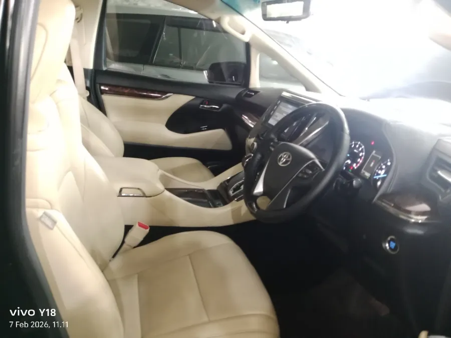 Foto Mobil Bekas Kabin Depan Toyota Alphard 2.4 G tahun 2018