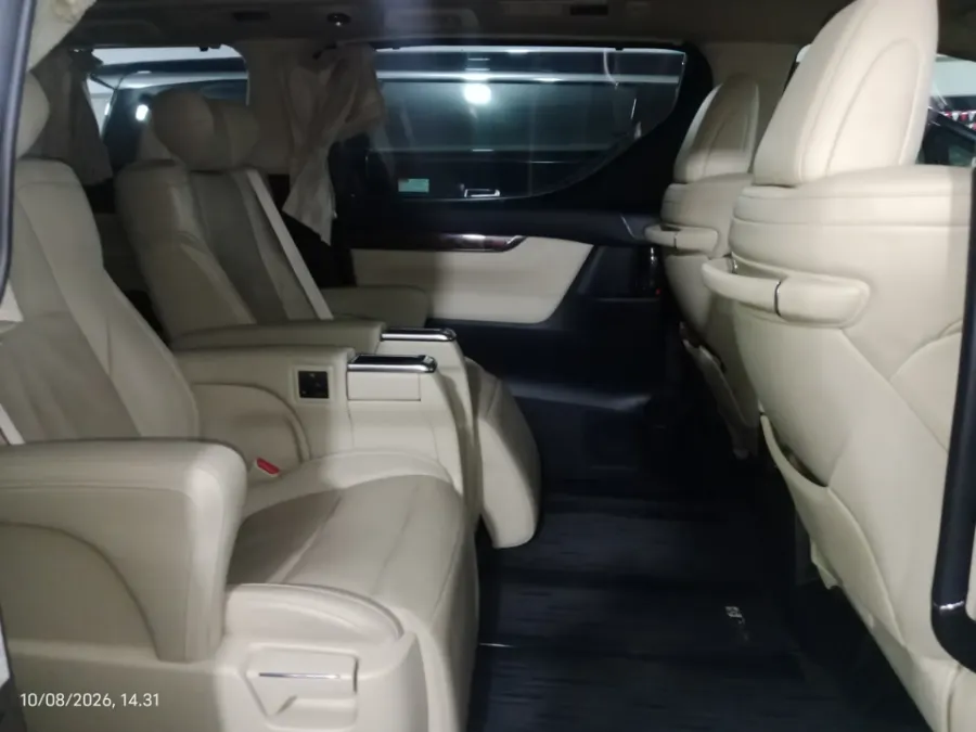 Foto Mobil Bekas Kabin Belakang Toyota Alphard 2.4 G tahun 2021