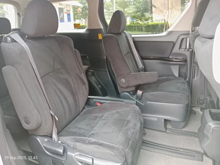 Foto Mobil Bekas Kabin Belakang Toyota Alphard 2.4 S tahun 2012