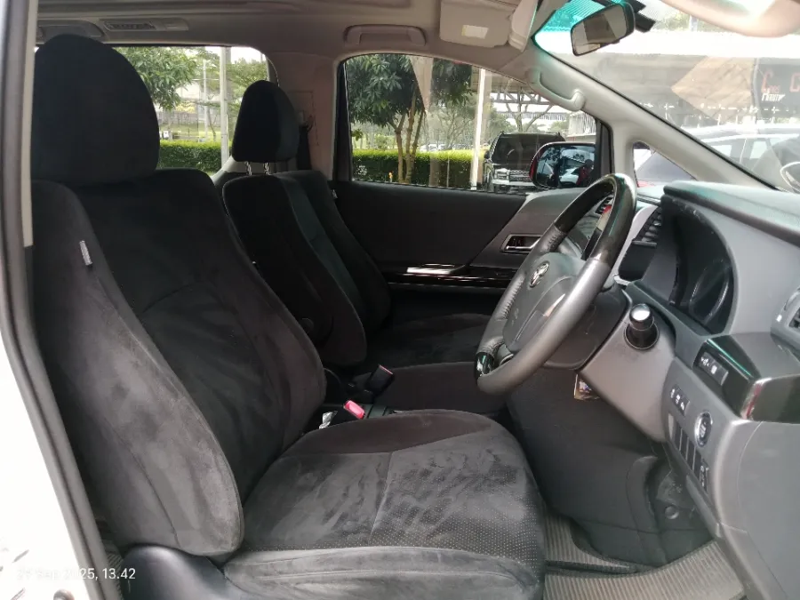 Foto Mobil Bekas Kabin Depan Toyota Alphard 2.4 S tahun 2012