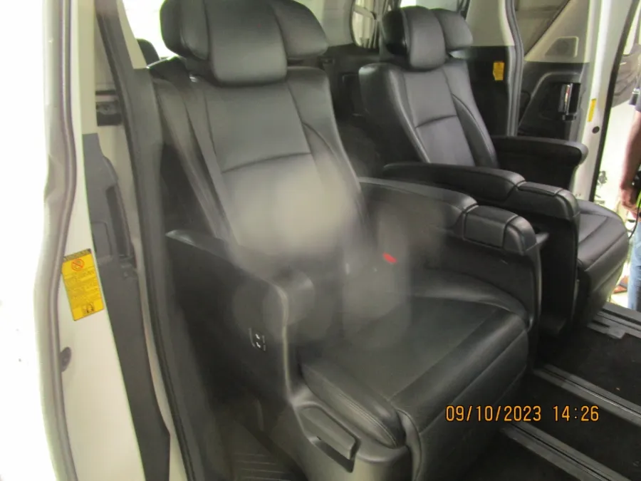 Foto Mobil Bekas Kabin Belakang Toyota Alphard 2.4 SC tahun 2014