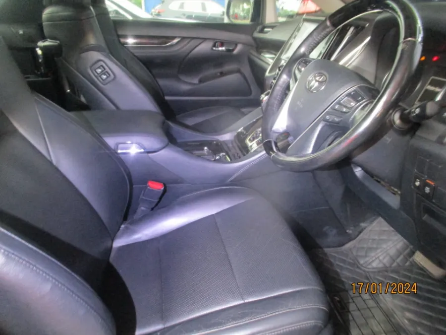 Foto Mobil Bekas Kabin Depan Toyota Alphard 2.5 tahun 2016