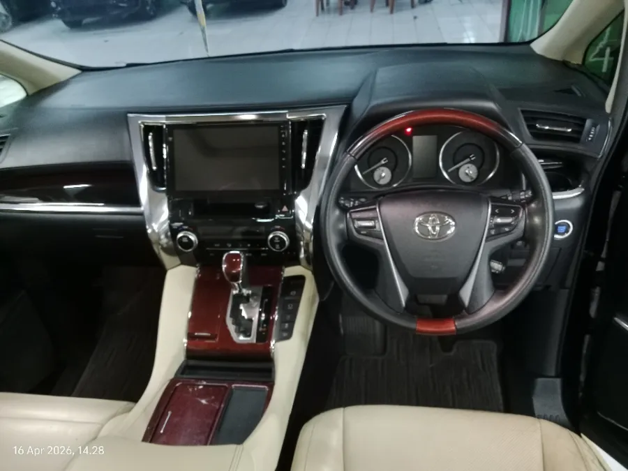 Foto Mobil Bekas Dashboard Toyota Alphard 2.5 G tahun 2015