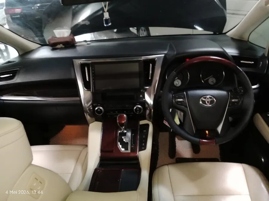 Foto Mobil Bekas Dashboard Toyota Alphard 2.5 G tahun 2015