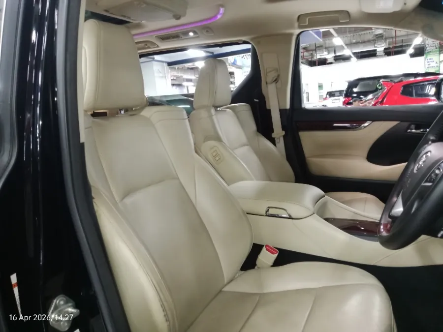 Foto Mobil Bekas Kabin Depan Toyota Alphard 2.5 G tahun 2015