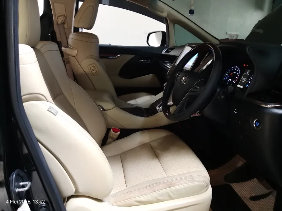 Foto Mobil Bekas Kabin Depan Toyota Alphard 2.5 G tahun 2015