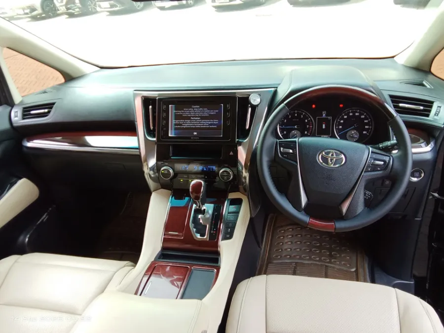 Foto Mobil Bekas Dashboard Toyota Alphard 2.5 G tahun 2016