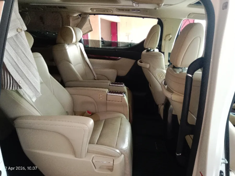 Foto Mobil Bekas Kabin Belakang Toyota Alphard 2.5 G tahun 2016