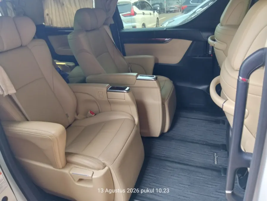 Foto Mobil Bekas Kabin Belakang Toyota Alphard 2.5 G tahun 2016