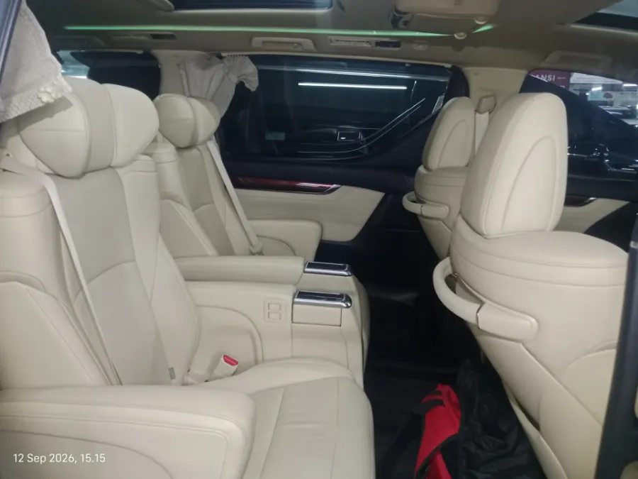 Foto Mobil Bekas Kabin Belakang Toyota Alphard 2.5 G tahun 2016