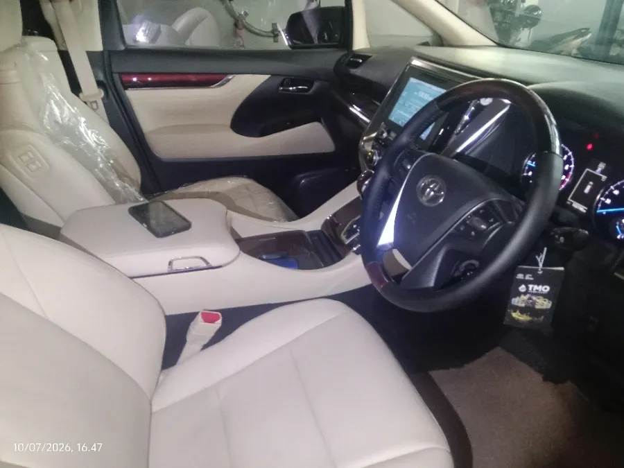 Foto Mobil Bekas Kabin Depan Toyota Alphard 2.5 G tahun 2016
