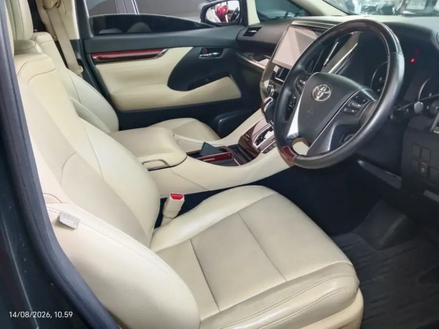 Foto Mobil Bekas Kabin Depan Toyota Alphard 2.5 G tahun 2016