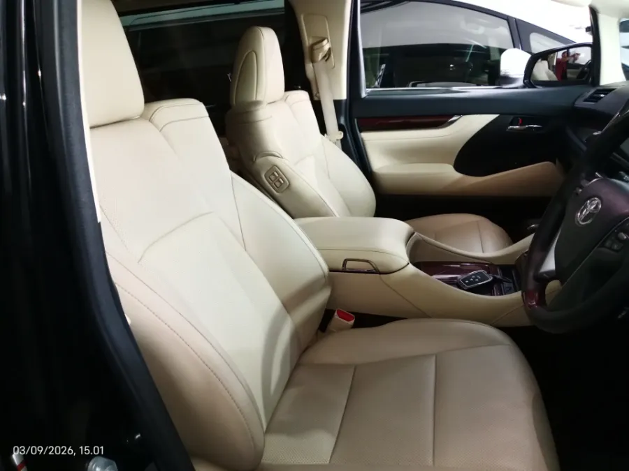 Foto Mobil Bekas Kabin Depan Toyota Alphard 2.5 G tahun 2016