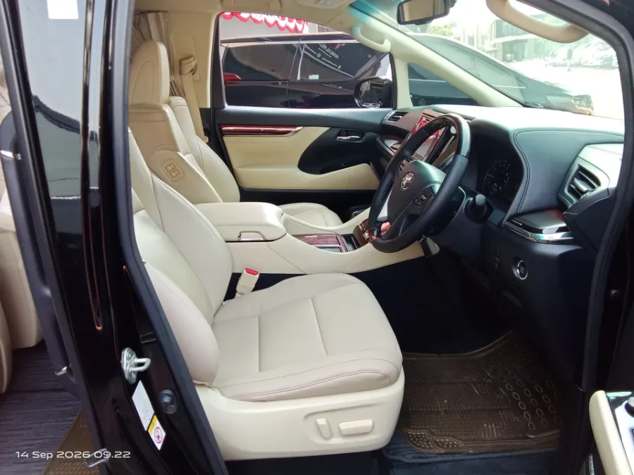 Foto Mobil Bekas Kabin Depan Toyota Alphard 2.5 G tahun 2016