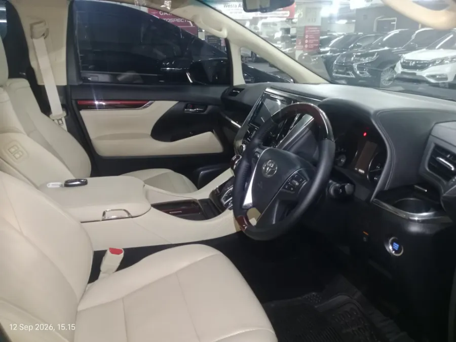 Foto Mobil Bekas Kabin Depan Toyota Alphard 2.5 G tahun 2016