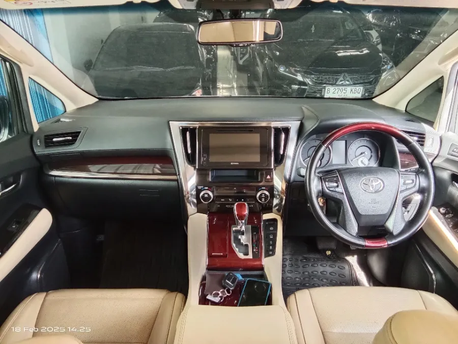 Foto Mobil Bekas Dashboard Toyota Alphard 2.5 G tahun 2017