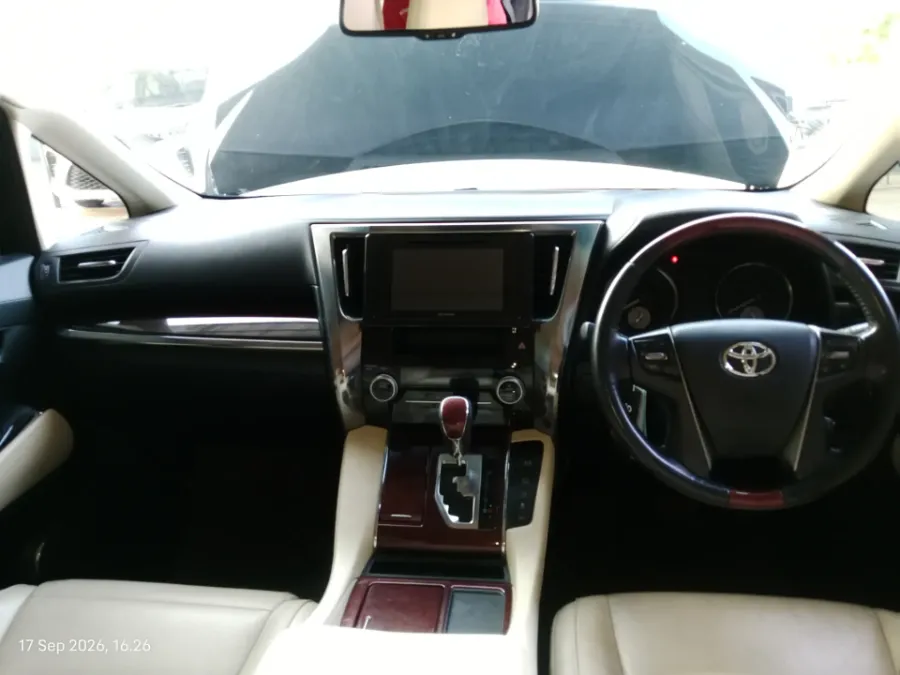 Foto Mobil Bekas Dashboard Toyota Alphard 2.5 G tahun 2017