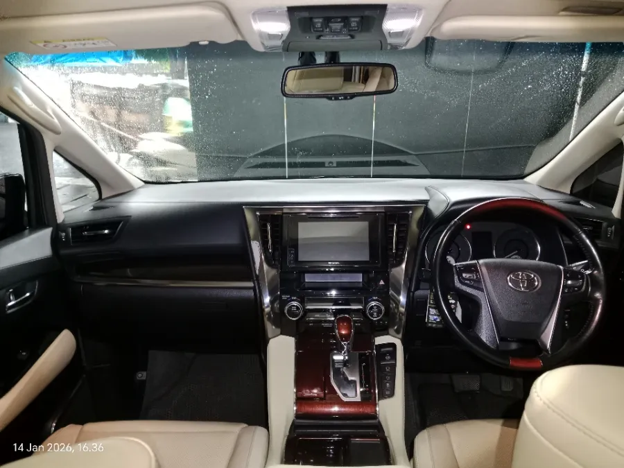 Foto Mobil Bekas Dashboard Toyota Alphard 2.5 G tahun 2017