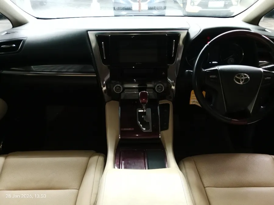 Foto Mobil Bekas Dashboard Toyota Alphard 2.5 G tahun 2017