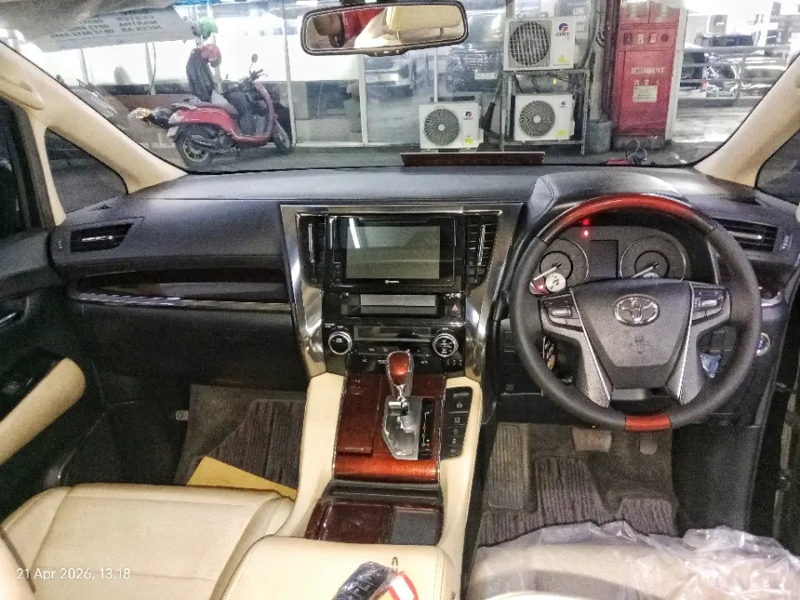Foto Mobil Bekas Dashboard Toyota Alphard 2.5 G tahun 2017