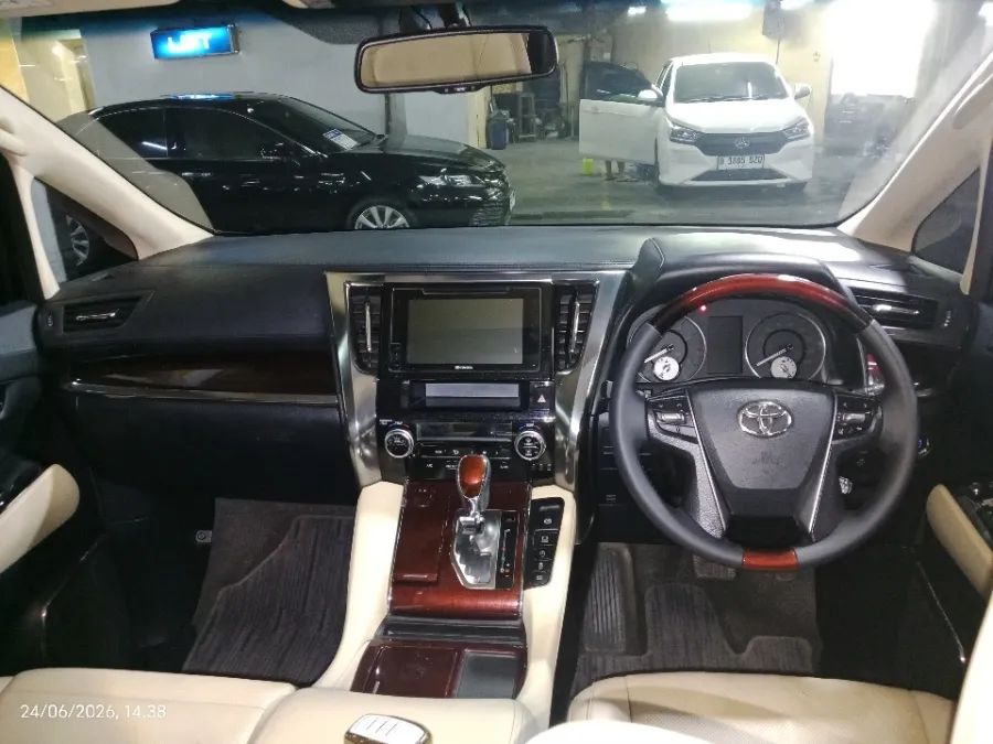 Foto Mobil Bekas Dashboard Toyota Alphard 2.5 G tahun 2017