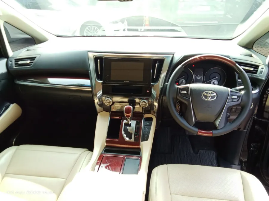 Foto Mobil Bekas Dashboard Toyota Alphard 2.5 G tahun 2017