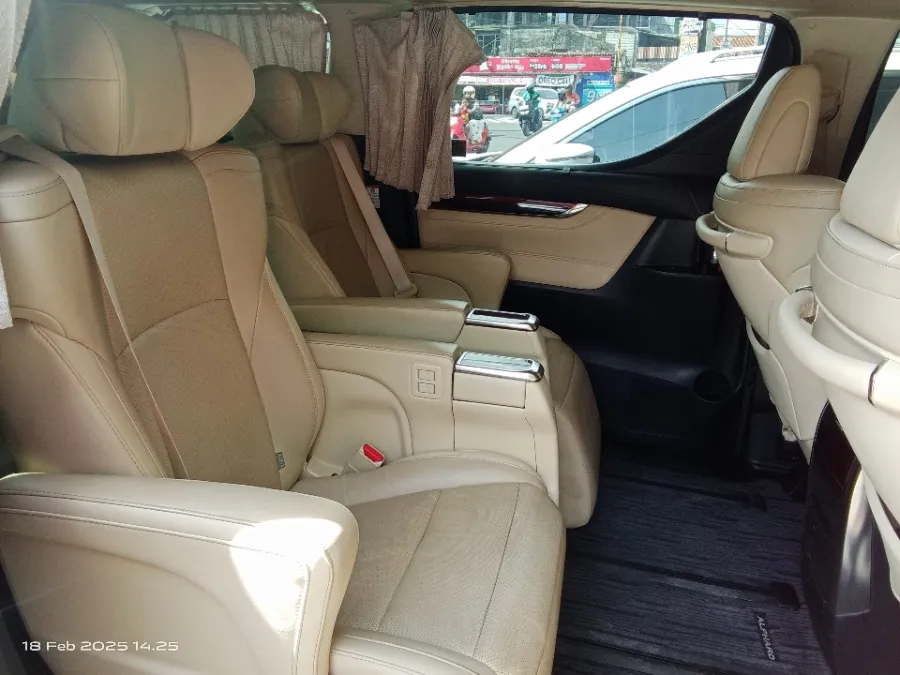 Foto Mobil Bekas Kabin Belakang Toyota Alphard 2.5 G tahun 2017