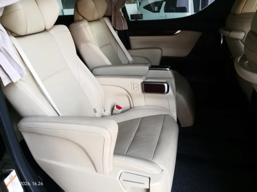 Foto Mobil Bekas Kabin Belakang Toyota Alphard 2.5 G tahun 2017