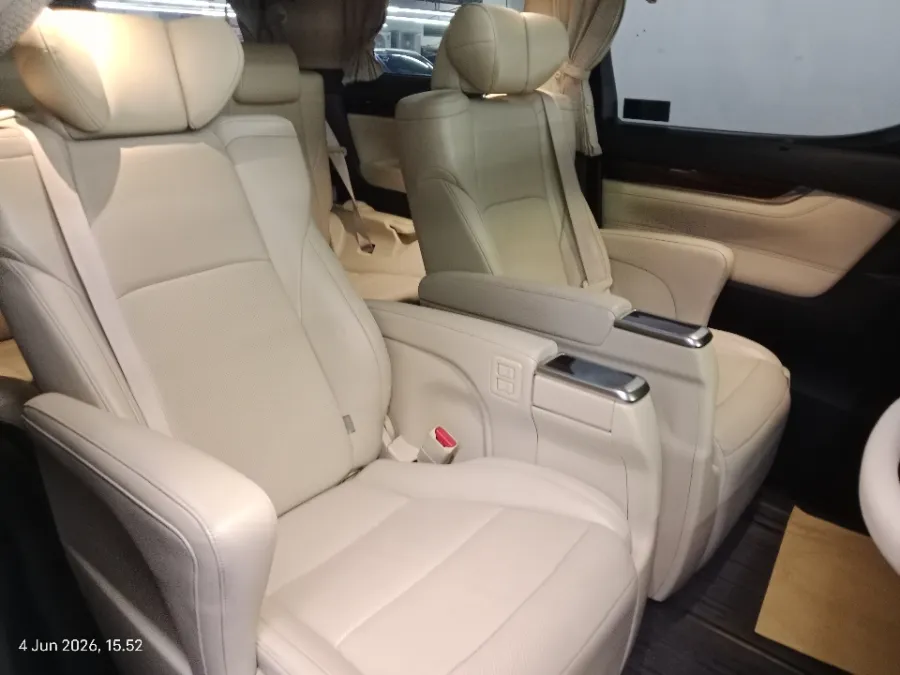Foto Mobil Bekas Kabin Belakang Toyota Alphard 2.5 G tahun 2017