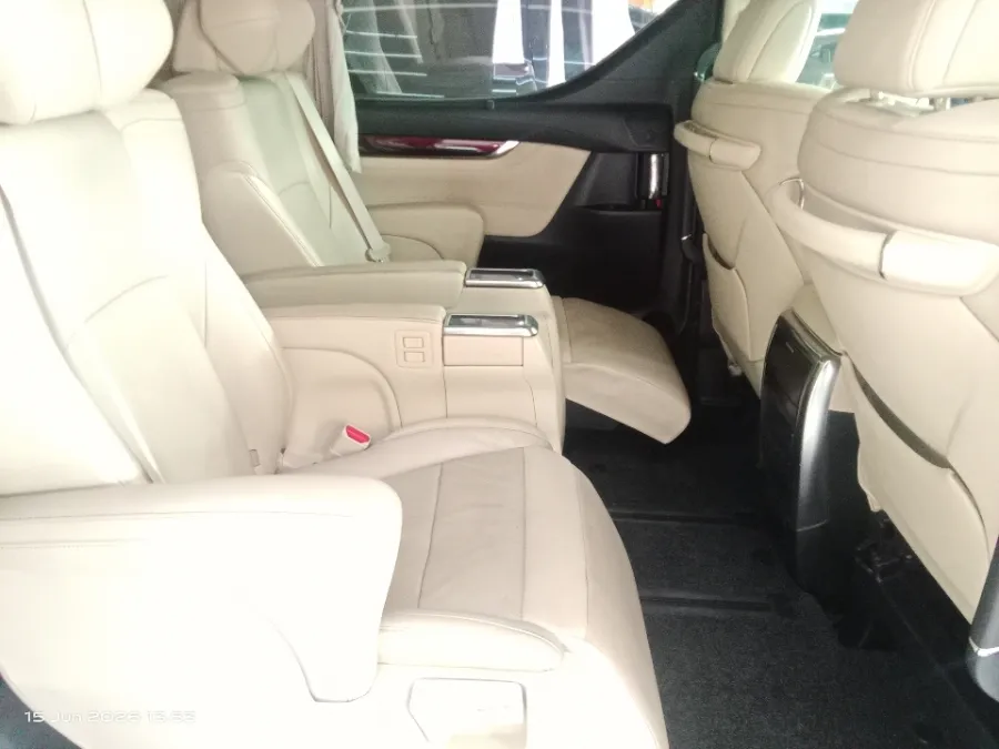 Foto Mobil Bekas Kabin Belakang Toyota Alphard 2.5 G tahun 2017