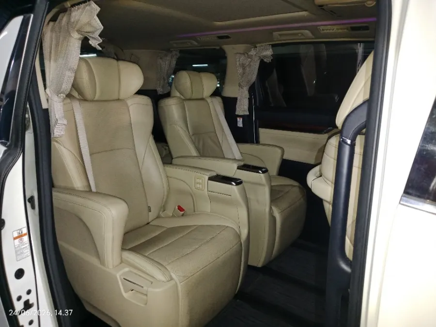 Foto Mobil Bekas Kabin Belakang Toyota Alphard 2.5 G tahun 2017