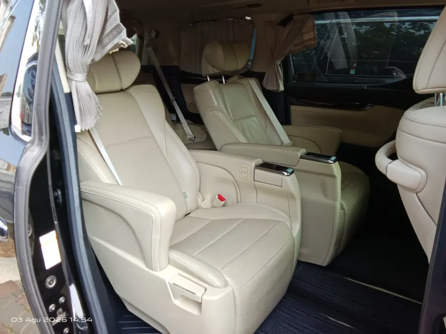 Foto Mobil Bekas Kabin Belakang Toyota Alphard 2.5 G tahun 2017