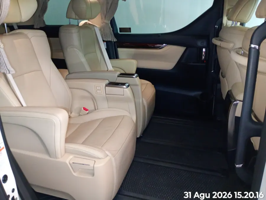 Foto Mobil Bekas Kabin Belakang Toyota Alphard 2.5 G tahun 2017