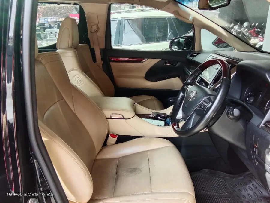 Foto Mobil Bekas Kabin Depan Toyota Alphard 2.5 G tahun 2017