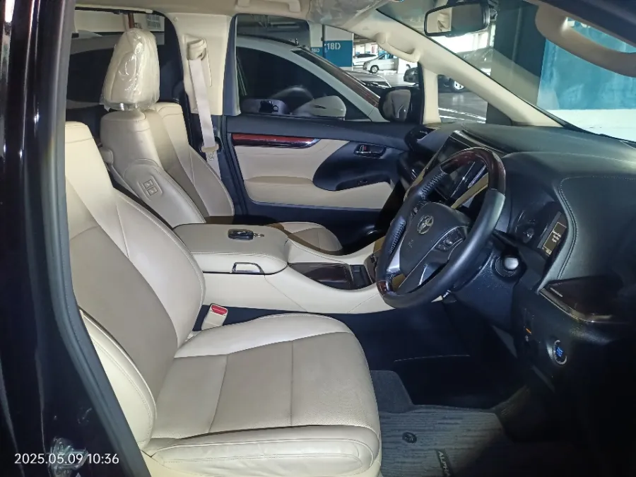 Foto Mobil Bekas Kabin Depan Toyota Alphard 2.5 G tahun 2017