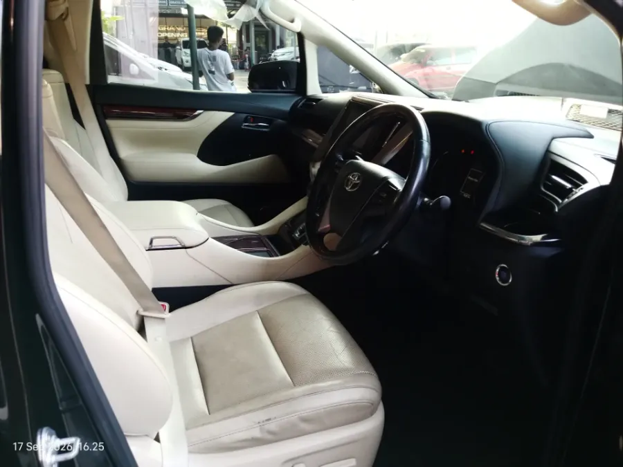 Foto Mobil Bekas Kabin Depan Toyota Alphard 2.5 G tahun 2017