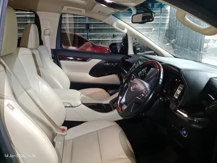 Foto Mobil Bekas Kabin Depan Toyota Alphard 2.5 G tahun 2017