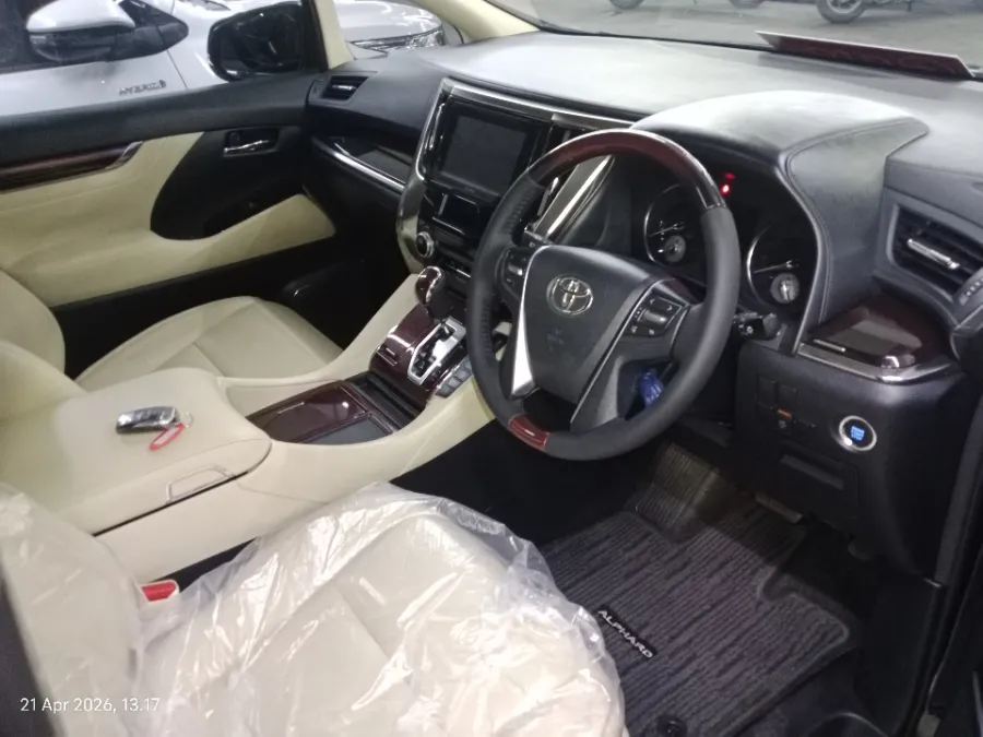 Foto Mobil Bekas Kabin Depan Toyota Alphard 2.5 G tahun 2017