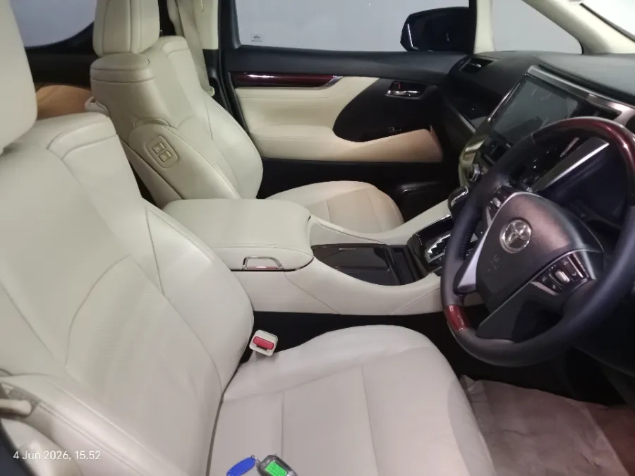 Foto Mobil Bekas Kabin Depan Toyota Alphard 2.5 G tahun 2017