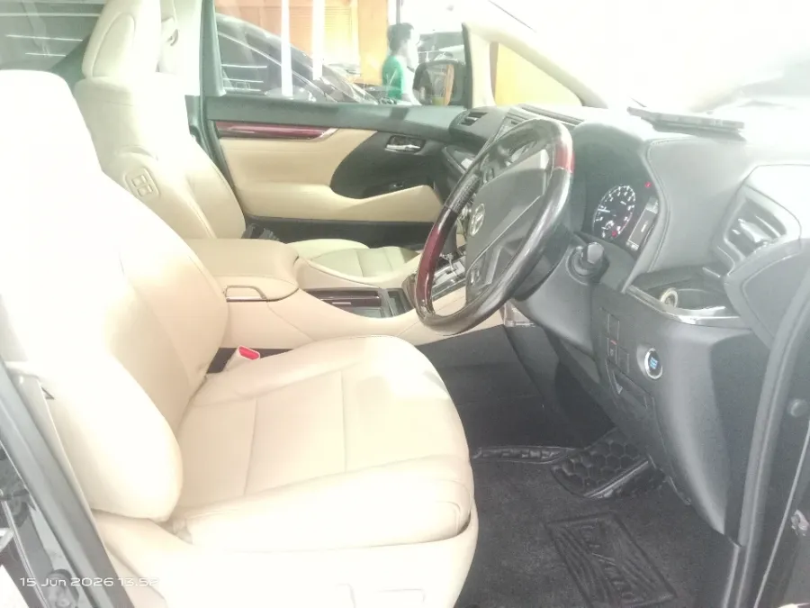 Foto Mobil Bekas Kabin Depan Toyota Alphard 2.5 G tahun 2017