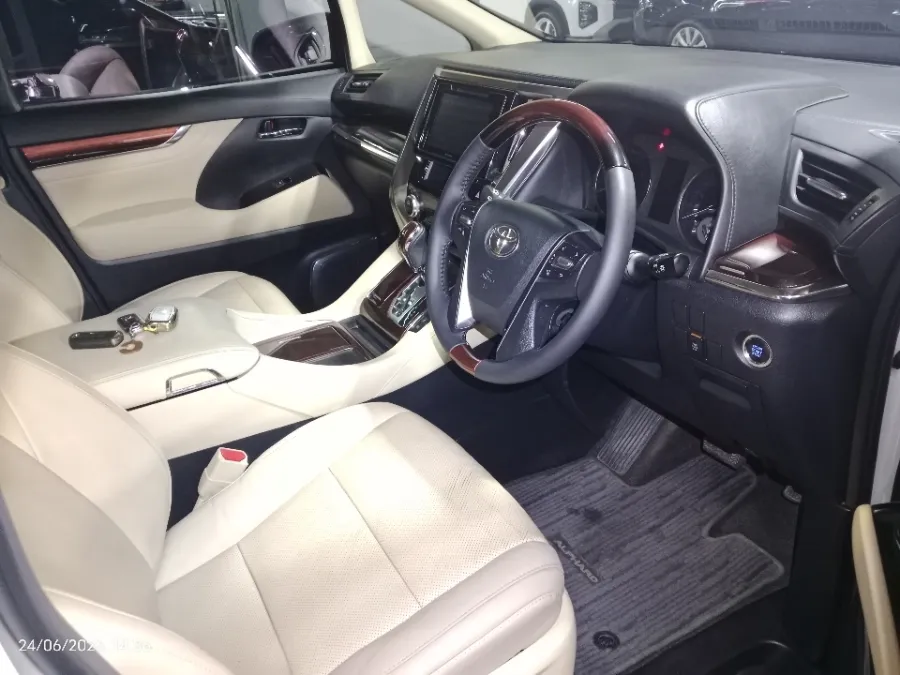 Foto Mobil Bekas Kabin Depan Toyota Alphard 2.5 G tahun 2017