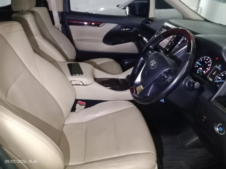 Foto Mobil Bekas Kabin Depan Toyota Alphard 2.5 G tahun 2017