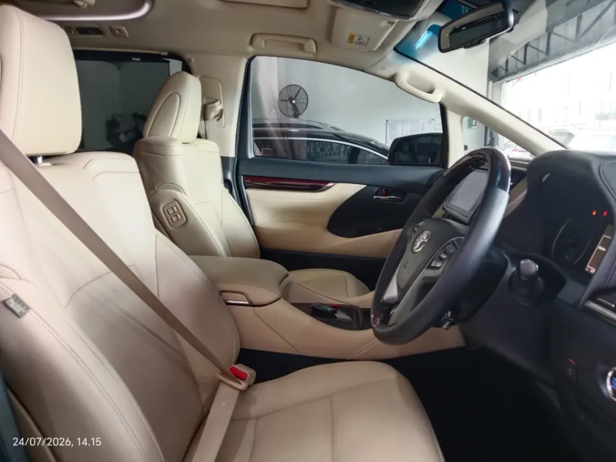 Foto Mobil Bekas Kabin Depan Toyota Alphard 2.5 G tahun 2017