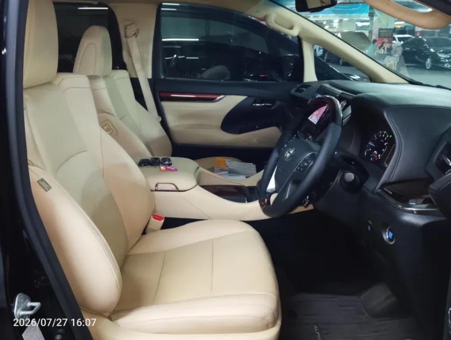 Foto Mobil Bekas Kabin Depan Toyota Alphard 2.5 G tahun 2017