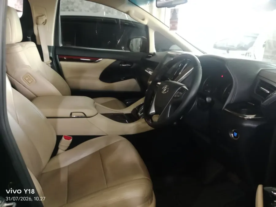 Foto Mobil Bekas Kabin Depan Toyota Alphard 2.5 G tahun 2017