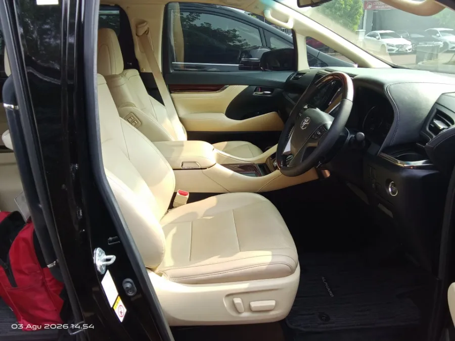 Foto Mobil Bekas Kabin Depan Toyota Alphard 2.5 G tahun 2017
