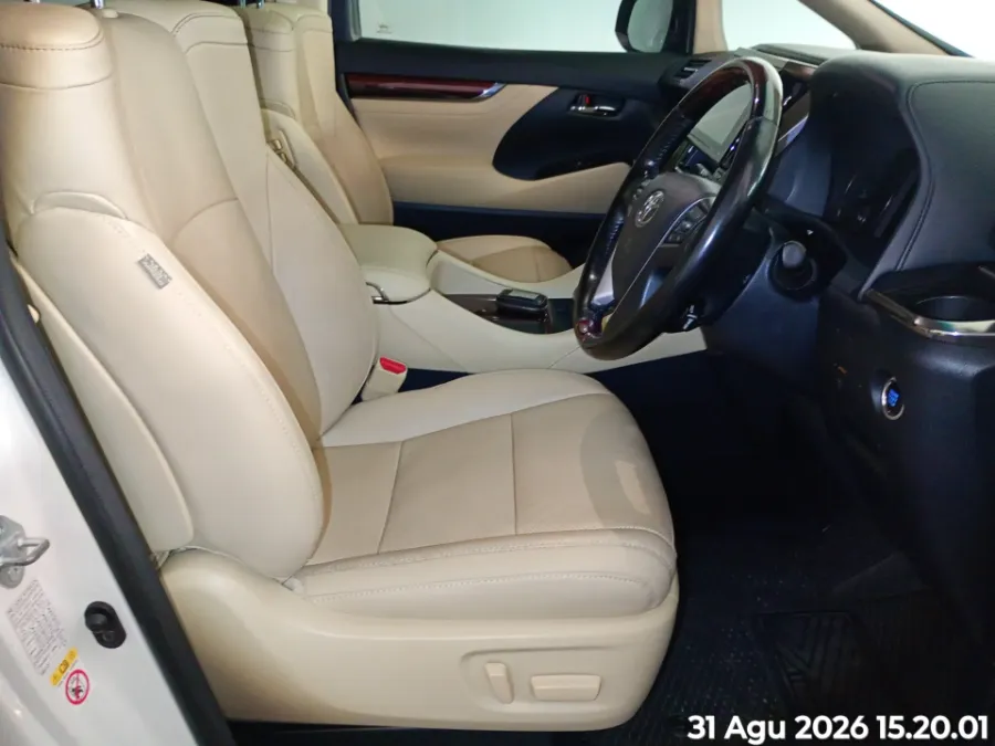 Foto Mobil Bekas Kabin Depan Toyota Alphard 2.5 G tahun 2017
